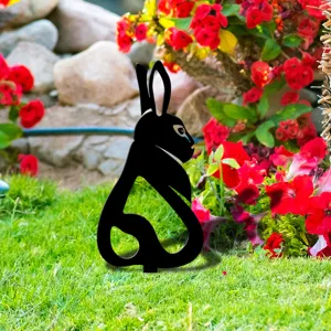 Piquet de jardin lapin noir vue en détail, décoration pelouse silhouette en métal.