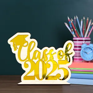 Detalle de decoración de mesa de graduación de madera con diseño Class of 2025.