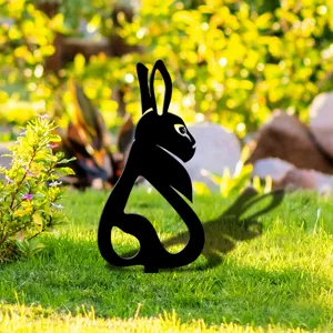 Vue détail piquet de jardin lapin noir, décoration silhouette métal pelouse extérieure.
