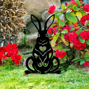 Vue détail piquet de jardin lapin, décoration pelouse silhouette noire pour extérieur.