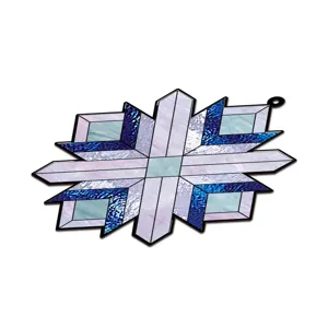 Détail de panneau suspendu flocon de neige géométrique bleu et blanc, déco d'intérieur.