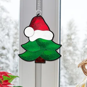 Gros plan détaillé du pendentif de décoration de fenêtre en verre coloré de Noël.