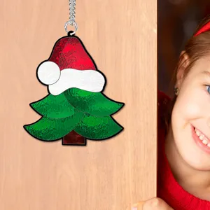 Décoration suspendue de sapin de Noël style vitrail avec chapeau de père Noël pour intérieur.