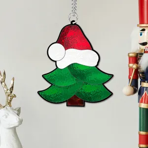 Vue détaillée de la suspension d'arbre de Noël avec bonnet de Père Noël, déco festive.