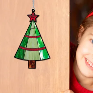 Vue détaillée de la suspension de sapin de Noël en style vitrail pour décor festif.