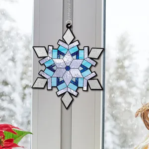 Vue détaillée de l'ornement suspendu flocon de neige bleu, idéal déco de fenêtre.