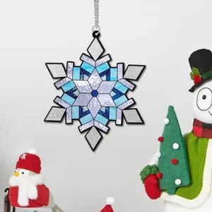 Vue détaillée de l'ornement suspendu à impression UV flocon de neige bleu et blanc.