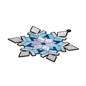 Ornement suspendu flocon de neige en verre coloré détail pour décoration intérieure.