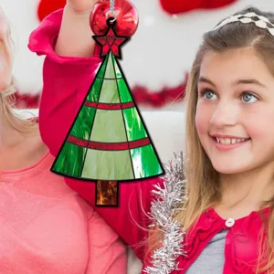 Ornement suspendu de sapin de Noel avec design en vitrail, ideal pour la decoration.
