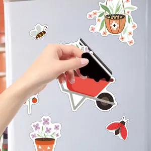 Nahaufnahme Detailansicht süßer magnetischer Kühlschrankaufkleber mit Blumen und Insekten.
