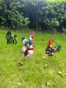 Pali da giardino in metallo gallo di natalizio, arte da prato in ferro per decorazioni esterne.