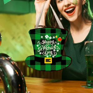 Panneau suspendu en bois de la Saint-Patrick avec gnome et chapeau à carreaux pour déco.