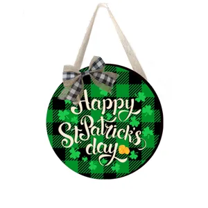 Plaque suspendue en bois de Saint Patrick avec carreaux verts et décor trèfle pour fête.