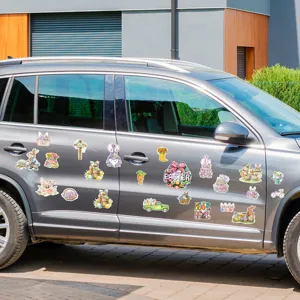 Osterauto Magnetaufkleber Szenenanzeige mit verschiedenen süßen Cartoon Hasen und Wichtel Motiven.
