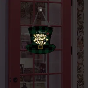Détail de panneau suspendu en bois LED St. Patrick, chapeau haut de forme à carreaux verts.
