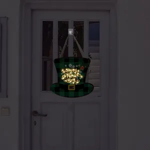 Gros plan détaillé du panneau suspendu en bois lumineux de la Saint-Patrick à LED.