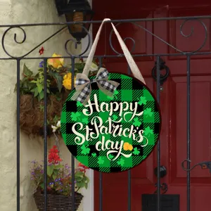 Détail de la plaque suspendue en bois de la Saint-Patrick, motif à carreaux et trèfle.