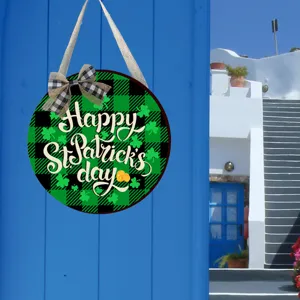 Pancarte suspendue en bois de la Saint-Patrick avec carreaux verts et motifs de trèfle.