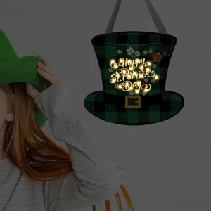 Panneau suspendu en bois de la Saint Patrick avec chapeau haut de forme et lumières LED.