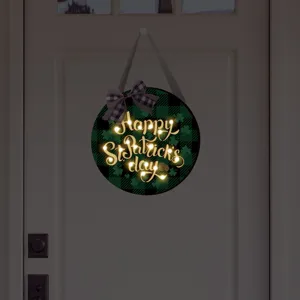 Panneau suspendu lumineux de la Saint-Patrick avec motif à carreaux verts et nœud.