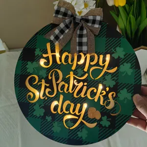 Détail de panneau suspendu lumineux de la Saint-Patrick, plaque en bois à carreaux trèfle.