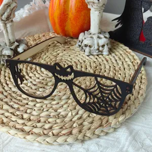 Halloween Holzbrillengestell mit Spinnennetz-Design, perfekt für Party-Dekorationen.