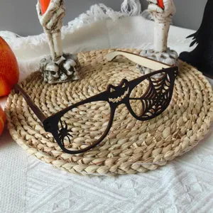 Halloween Holz Brillenrahmen mit Spinnennetz ausgehöhltem Design für Party Deko und Requisiten.