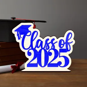 Vista detallada del cartel de mesa de madera de graduación 2025 para decoración.