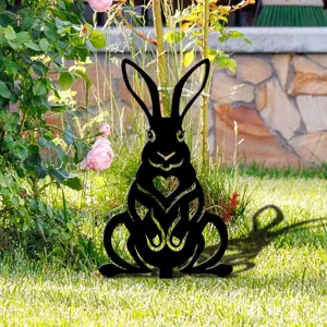Piquet jardin acrylique noir motif lapin avec coeur ajoure pour decoration exterieure pelouse.