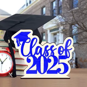 Detalle de cartel de mesa de graduación de madera Class of 2025 para una gran fiesta.