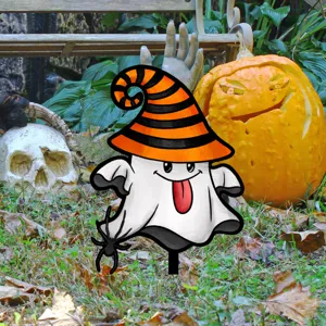 Detalle de estaca de jardin fantasma de Halloween, lindo diseño para decoracion de cesped.