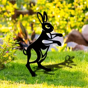 Jardin exterieur silhouette de lapin noir piquet de pelouse detail pour decoration.