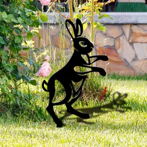 Vue détaillée d'un piquet de jardin silhouette de lapin noir pour décoration extérieure.