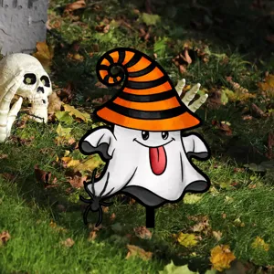 Vista detallada de la estaca de jardín de Halloween con fantasma lindo en el jardín.