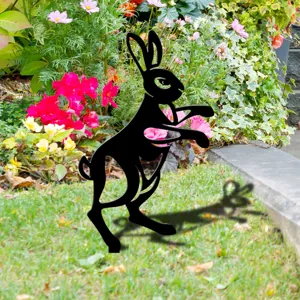 Détail de piquet de silhouette de lapin de jardin, parfaite décoration de pelouse.