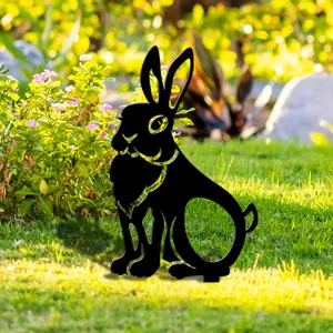 Piquet de jardin lapin en acrylique noir decoration de pelouse vue detaillee jardin.
