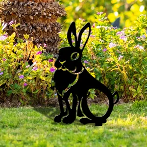 Piquet de jardin lapin en acrylique noir deco pelouse vue de detail en plein air contexte