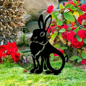 Vue detaillee du piquet de jardin lapin noir pour decoration exterieure de pelouse et de patio.