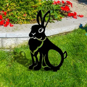 Vue détaillée du piquet de jardin lapin noir placé sur herbe verte pour déco extérieure.