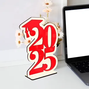 Vista detallada de la decoración de mesa de madera para la graduación 2025.