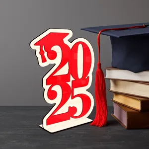 Decoración de escritorio de madera con cartel de mesa de graduación 2025 para graduados.