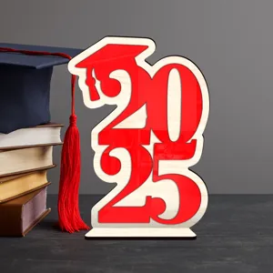 Letrero de mesa de graduación 2025 de madera con diseño de birrete para fiesta.