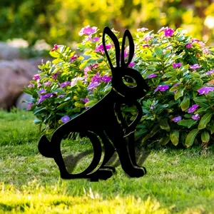 Vue détaillée du piquet de jardin lapin noir avec un design de cœur creux extérieur.