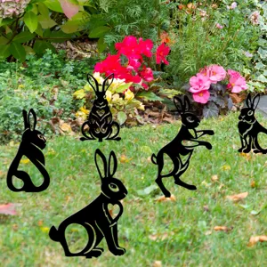 Vue détaillée de piquets de jardin en forme de lapin noir pour la décoration extérieure.