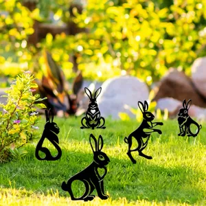Vue détaillée de piquet de jardin de lapin de Pâques, silhouette noire pelouse.