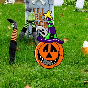 Detalle de estaca de jardín de Halloween con lápida espeluznante, piernas de bruja y fantasma.
