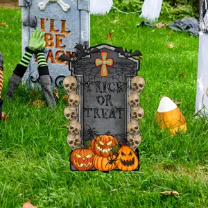 Detalle de estaca de jardín Halloween con lápida, calaveras y calabazas para decoración.