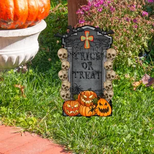 Letrero de patio de lápida de cementerio de Halloween con calaveras y calabazas