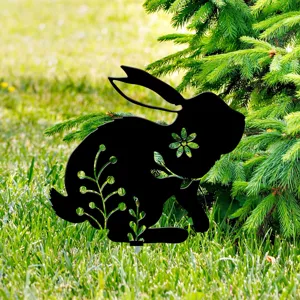 Piquet de jardin en acrylique noir motif lapin de Pâques avec fleurs ajourées.