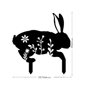 Vue détaillée du piquet de jardin lapin de Pâques avec motif floral et dimensions.